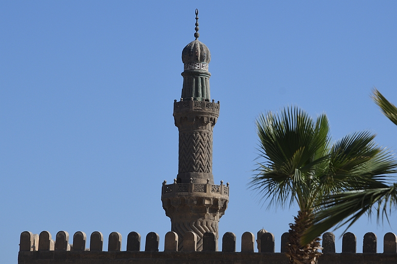 76  MAK_6940.jpg - Ha un minareto molto particolare termina con una struttura a forma d'aglio ricoperta di maioliche o pietra lavorata, uno stile d'ispirazione mongolo persiano.